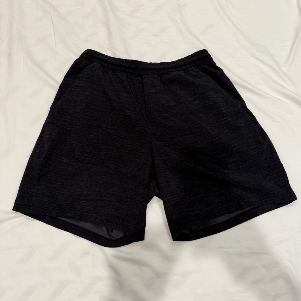 lululemon athletica Men's Black Heather pacebreaker Shorts - M - 7”